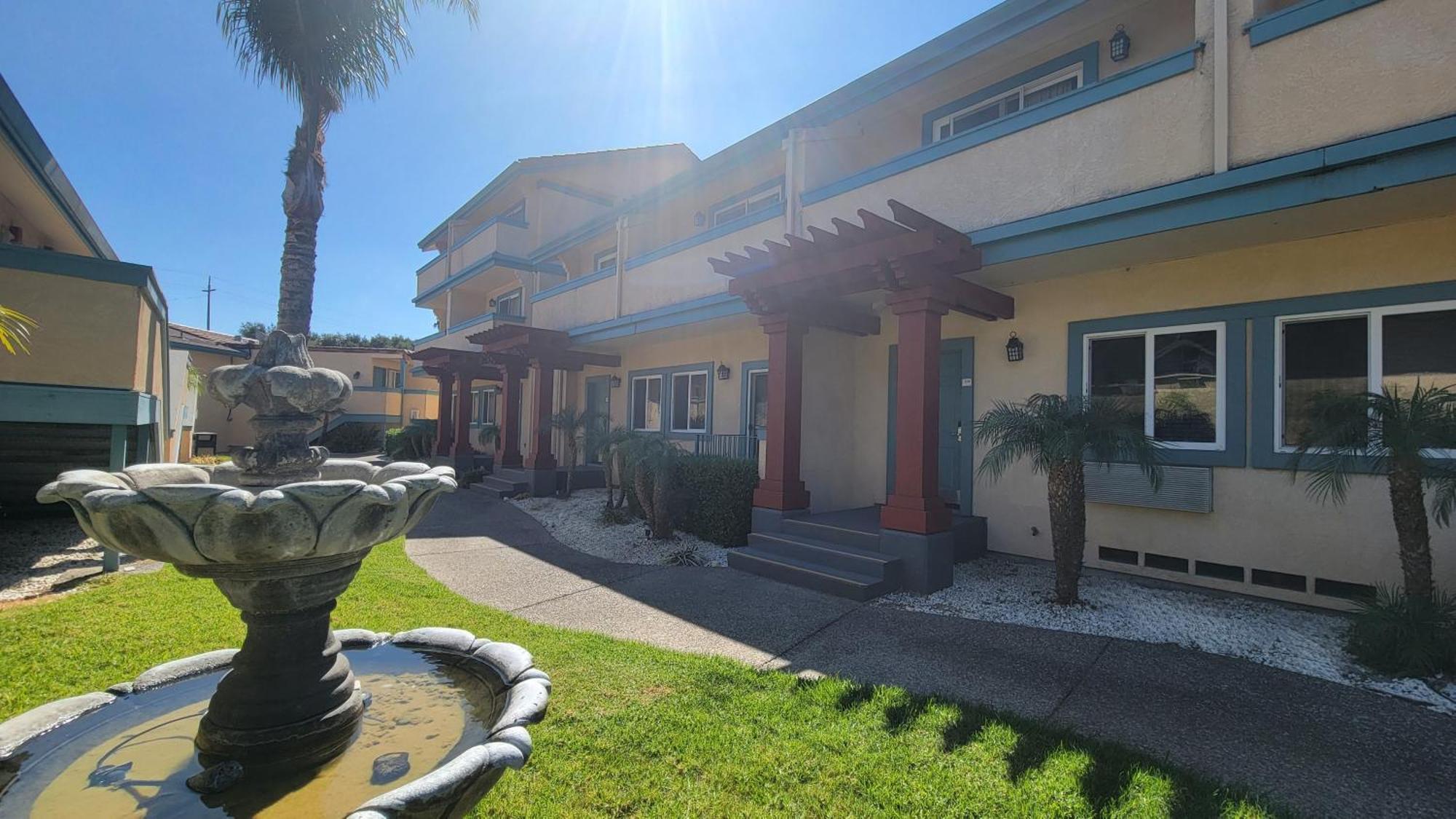 Marinwood Inn & Suites ナヴァト エクステリア 写真