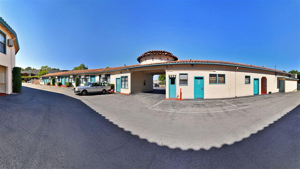 Marinwood Inn & Suites ナヴァト エクステリア 写真